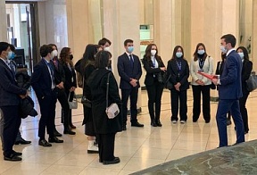 Visita a la Embajada de un grupo de estudiantes españoles Visita a la Embajada de un grupo de estudiantes españoles