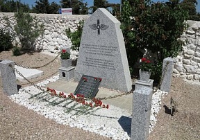 Sobre la colocación de una ofrenda floral en el monumento a los caídos pilotos soviéticos en la ciudad de Santa Cruz de la Zarza Sobre la colocación de una ofrenda floral en el monumento a los caídos pilotos soviéticos en la ciudad de Santa Cruz de la Zarza