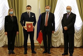 Embajador de Rusia Yuri Korchagin entregó al Cónsul Honorario Pedro Mouriño la Carta Patente y el Exequátur Embajador de Rusia Yuri Korchagin entregó al Cónsul Honorario Pedro Mouriño la Carta Patente y el Exequátur