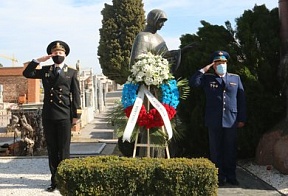 Felicitamos a todos con motivo del Día del Defensor de la Patria Felicitamos a todos con motivo del Día del Defensor de la Patria
