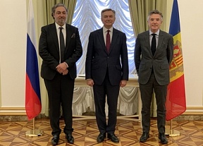 Embajador de Rusia Yuri Korchagin entregó al Cónsul Honorario Narcís Socías Tomás la Carta Patente y el Exequátur Embajador de Rusia Yuri Korchagin entregó al Cónsul Honorario Narcís Socías Tomás la Carta Patente y el Exequátur