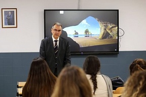 El Ministro Consejero de la Embajada participó en una reunión con estudiantes españoles El Ministro Consejero de la Embajada participó en una reunión con estudiantes españoles