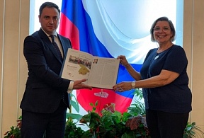 Посольство передало СОРС Испании и Андорры специальный экземпляр книги «Своих не бросаем» Посольство передало СОРС Испании и Андорры специальный экземпляр книги «Своих не бросаем»