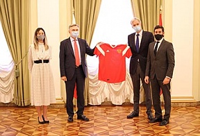 El embajador Yuri Korchagin entregó la camiseta oficial de la Selección rusa de fútbol a la exposición «Fútbol por la Paz» El embajador Yuri Korchagin entregó la camiseta oficial de la Selección rusa de fútbol a la exposición «Fútbol por la Paz»