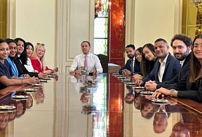 Visita a la Embajada de un grupo de estudiantes españoles Visita a la Embajada de un grupo de estudiantes españoles