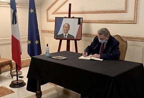Посол оставил запись в книге соболезнований Посольства Франции Посол оставил запись в книге соболезнований Посольства Франции