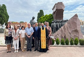 La Embajada honró la memoria de los voluntarios soviéticos en vísperas del Día de la Memoria y el Duelo La Embajada honró la memoria de los voluntarios soviéticos en vísperas del Día de la Memoria y el Duelo