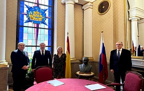 Una obra del destacado escultor español Santiago de Santiago fue donada a la Embajada de Rusia en España Una obra del destacado escultor español Santiago de Santiago fue donada a la Embajada de Rusia en España