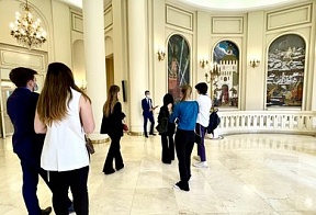 Visita a la Embajada de un grupo de estudiantes españoles Visita a la Embajada de un grupo de estudiantes españoles