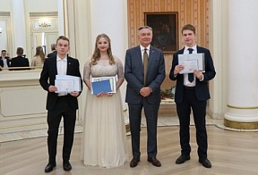 Посол России в Испании Ю.П.Корчагин вручил аттестаты выпускникам школы при Посольстве