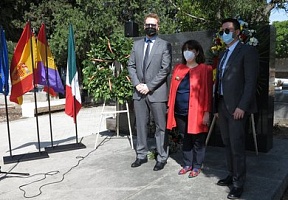 Las flores al monumento en memoria de los españoles que lucharon contra el nazismo Las flores al monumento en memoria de los españoles que lucharon contra el nazismo