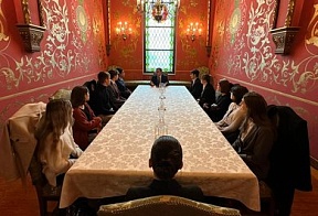 Los estudiantes españoles visitaron la Embajada Los estudiantes españoles visitaron la Embajada