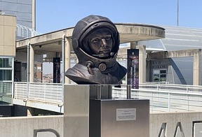 Monumento a Yuri Gagarin en el Planetario de Madrid Monumento a Yuri Gagarin en el Planetario de Madrid